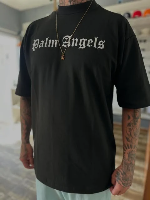 Camiseta preta em uma das fotos de moda masculina da loja