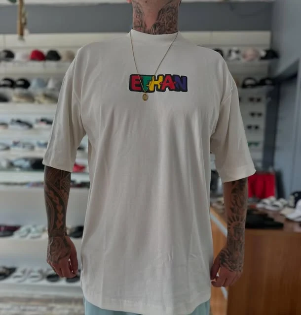 Camiseta branca com estampa colorida no peito apresentada pela loja