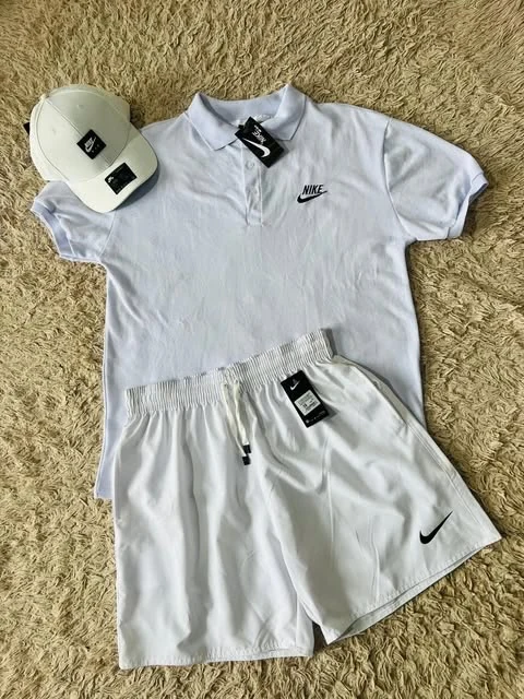 Camiseta, bermuda e boné brancos organizados em uma foto da loja