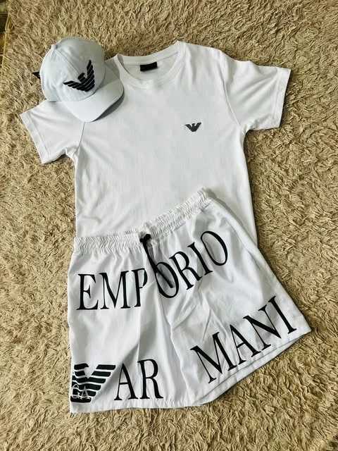 Combinação de camiseta, bermuda estampada e boné em branco publicada pela loja